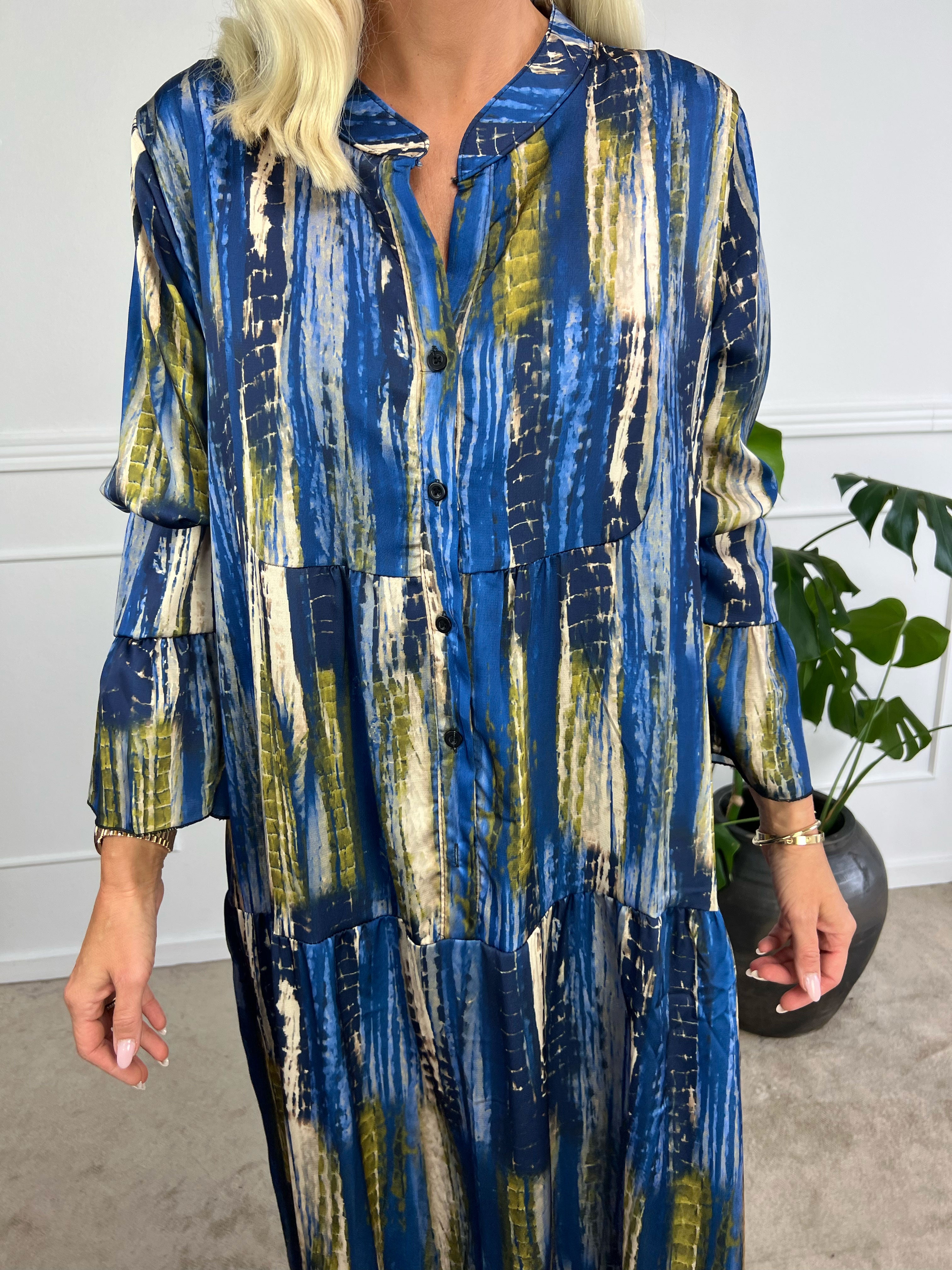 Flores - Lång mönstrad lager på lager klänning i silkelook